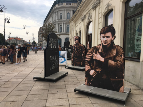 Portrety Powstańców ’44 –  Wystawa plenerowa przed Galerią Kordegarda