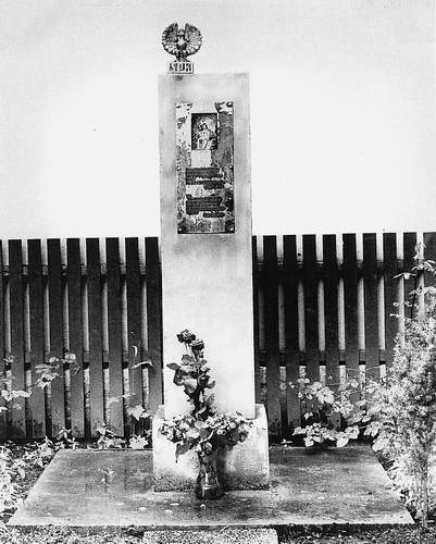 Pomnik katyński w Sztokholmie ze śladami spalenia kwasem azotowym płyty z datązbrodni; nigdy nie ustalono sprawcó zniszczenia, dokonanego w marcu 1977 roku.