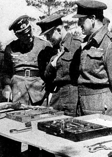 Van Vliet (pierwszy z prawej) ogląda przedmioty znalezione w lesie katyńskim przy zwłokach polskich oficerów.