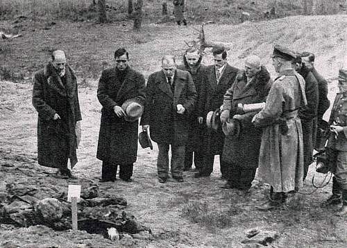 Ferdynand Goetel w Lesie Katyńskim (trzeci z prawej). Kwiecień 1943 roku.