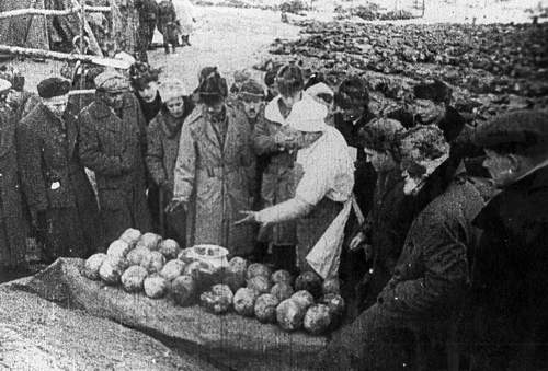 Dziennikarze zachodni podczas ekshumacji, zorganizowanej przez władze sowieckie w styczniu 1944 roku.