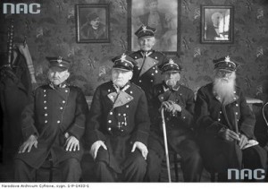 Grupa weteranów. Siedzą od lewej Jan Nożyczkowski Józef Nowak Tomasz Pawłowski Karol Humowiecki stoi Walenty Będkowski 1-P-1433-1