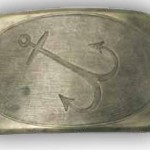 kotwica Klamra do pasa powstańczego, prostokątna, z wyobrażeniem kotwicy w owalu Klamra do pasa powstańczego prostokątna z nałożoną dwudzielną tarczą z Orłem i Pogonią na tle resztek czerwonej (Orzeł) i niebieskiej (Pogoń) emalii