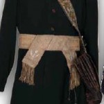 nr1 Ubiór powstańca 1863 r. – czamara Antoniego Tarnowskiego, pas oficerski ze złotego galonu z wyhaftowanymi orłami, torba myśliwska z wyszywanymi paciorkami scenami myśliwskimi