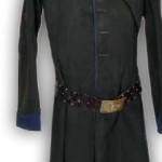 nr4 Mundur powstańczy adiutanta oddziału strzelców na Podlasiu – rogatywka adiutancka z białego sukna z wypustką czerwono-niebieską na szwach, otokiem czerwono-niebieskim, wołoszka z sukna ciemnozielonego, kołnierz, naramienniki i wyłogi rękawów oraz wypustki niebieskie, spodnie sukienne szaraczkowe z niebieskimi lampasami, pas skórzany z klamrą, na której widoczne jest popiersie Tadeusza Kościuszki