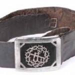 pasek Pas uczestnika Powstania Styczniowego wykonany w czasie manifestacji patriotycznych w 1861 r. i używany w 1863 roku przez Michała Kossowskiego – pas ze skóry z klamrą prostokątną, podłożoną czarnym pluszem na którym nałożone są emblematy krzyża i kotwicy (symbol nadziei) otoczone koroną cierniową (symbol męczeństwa). Na części metalowej klamry wyryte napisy: „27/Roku 1861/Pod Twoją Obronę. Uciekamy Się, poniżej wyryte dwie klęczące postacie wznoszące modły