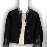 zuaw Mundur oficera żuawów śmierci gen. Franciszka Rochebrune’a – kepi z ciemnogranatowego sukna, na denku czterolistne naszycie ze złotego galonu, z przodu przymocowana metalowa kokarda z Orłem, kurtka (żuawka) sukienna, czarna, obszyta złotym karbowanym galonem, ozdobiona złotym sutaszem, na rękawach w formie trefla – oznaka stopnia oficerskiego, kamizelka czarna, sukienna z naszytym białym sukiennym krzyżem, zapinana na 7 sukiennych guzików wzdłuż lewego ramienia i boku. Kurtka i kamizelka po kapitanie hr. Wojciechu Komorowskim