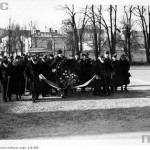 Delegacja weteranów powstania styczniowego przed Grobem Nieznanego Żołnierza. Wprowadzenie sztandaru, 1926-05-03 Warszawa