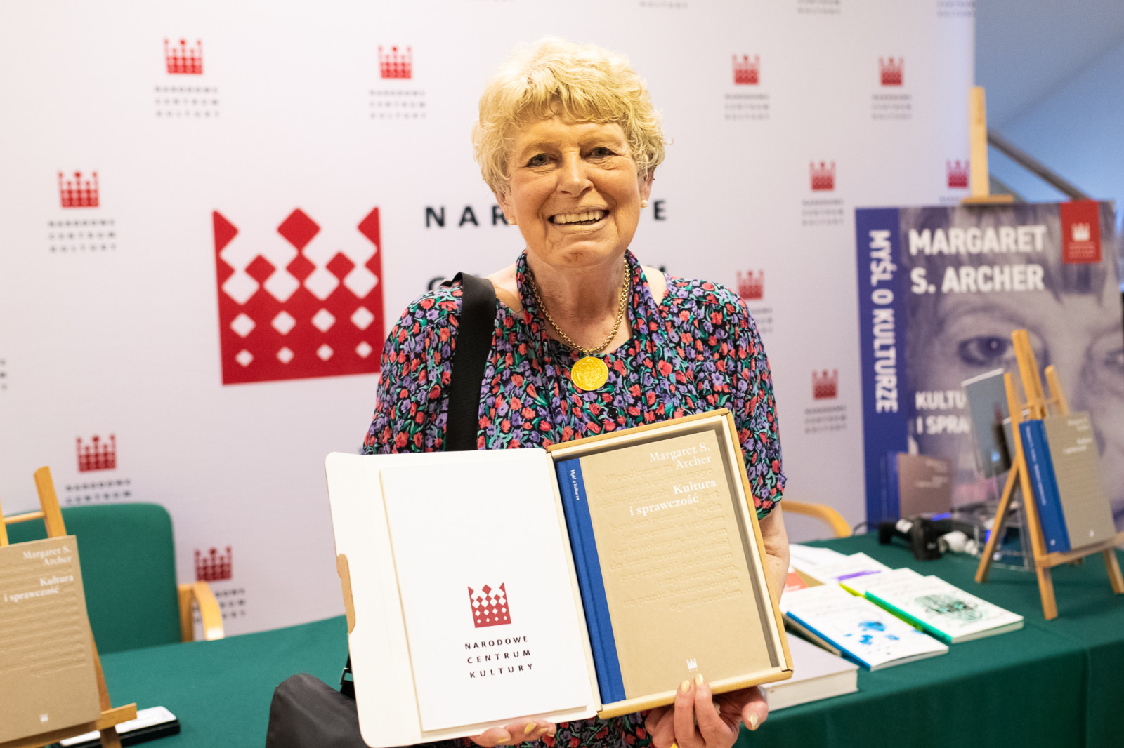 Prof. Margaret S. Archer otrzymała polskie wydanie swojej książki [FOTORELACJA]