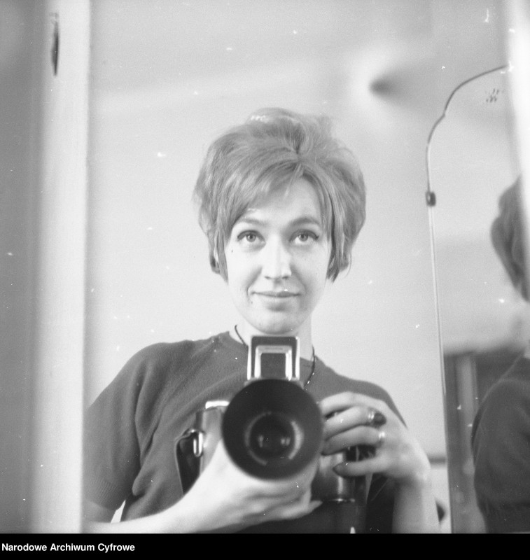 Grażyna Rutowska, „Autoportret w lustrze toaletki”