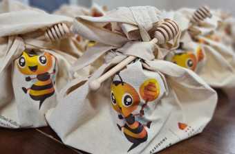 Płócienne siatki z wydrukowanym obrazkiem uśmiechniętej pszczoły.