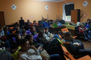 grupa młodzieży oglądająca film