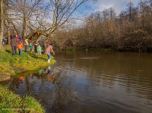grupa osób nad rzeką