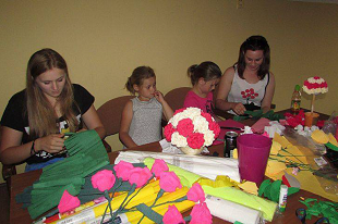 grupa dziewczyn przy stole podczas warsztatów
