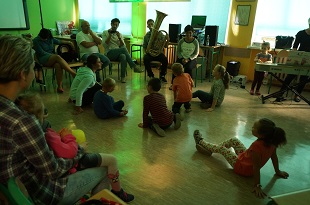 grupa dzieci podczas warsztatów muzycznych