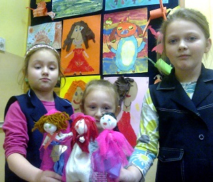dziewczynki z lalkami ręcznie zrobionymi