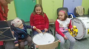 dzieci grające na perkusji
