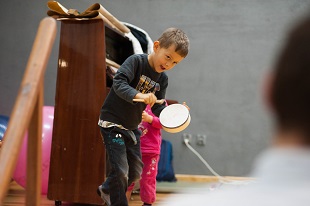 dziecko grające na bembenku